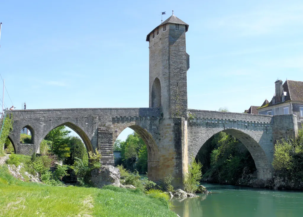 Le Pont-Vieux d'Orthez, ses arches de pierre et sa tour au-dessus du gave