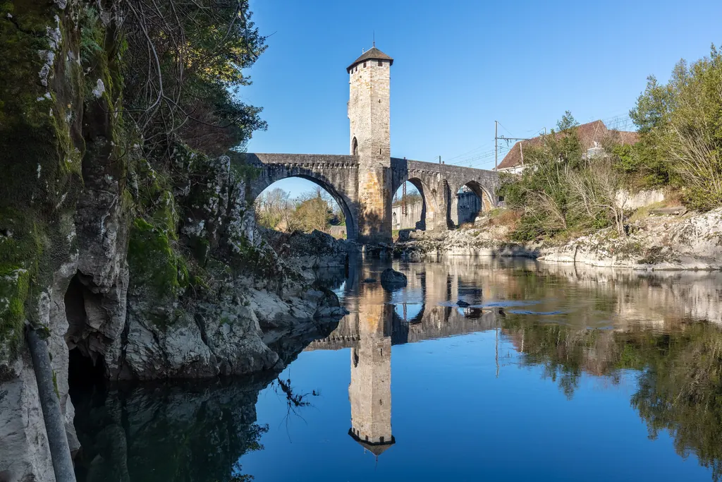 Le Pont-Vieux d'Orthez et sa tour, reflétés dans le gave de Pau