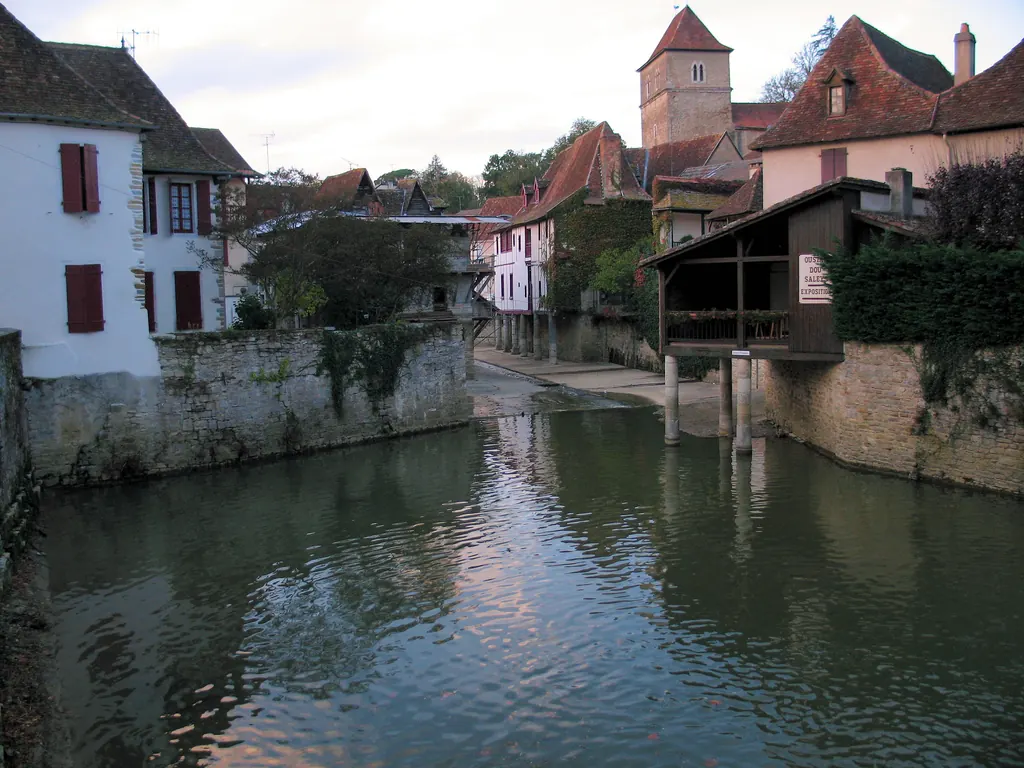 Les maisons de Salies-de-Béarn au bord du Saleys