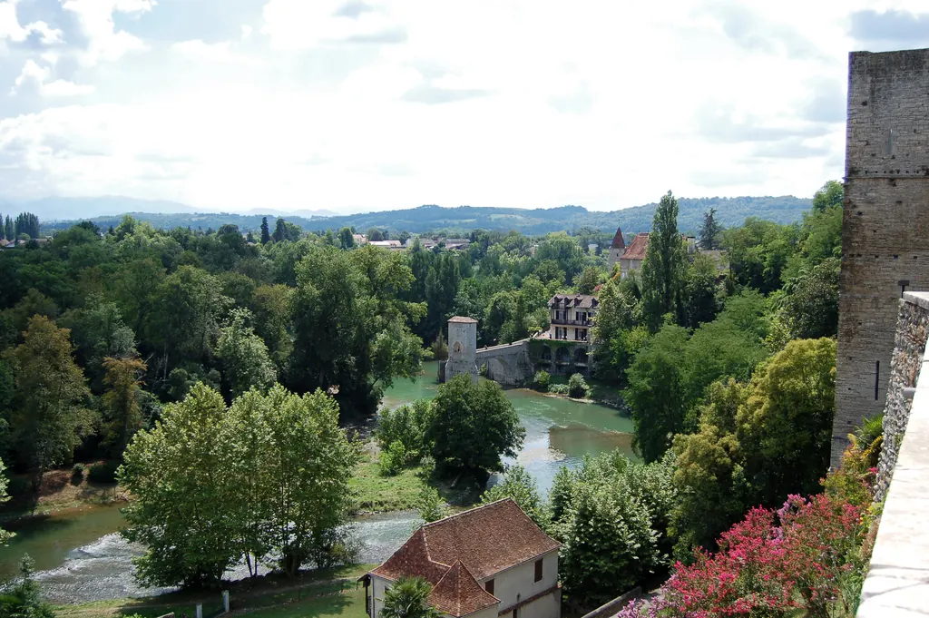 La vallée du gave d'Oloron, ses prés et ses bois, vue des remparts de Sauveterre-de-Béarn